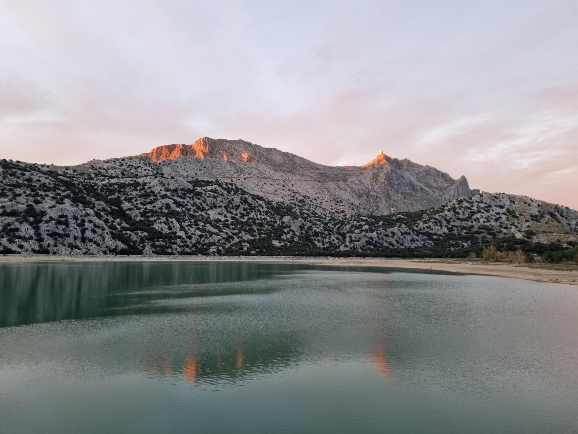Jezero pod horami večer